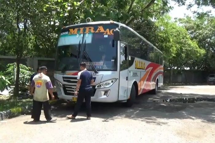 Inilah bus jurusan Surabaya Yogya yang menabrak sepeda motor di ruas jalan Surabaya-Madiun Km 141-142, Desa Sidorejo, Saradan, Kabupaten Madiun, Jawa Timur, Senin (16/11/2020). Dalam kecelakaan tersebut, pengemudi sepeda motor bernama Parmin dan seorang anaknya bernama Rafi tewas ditempat.