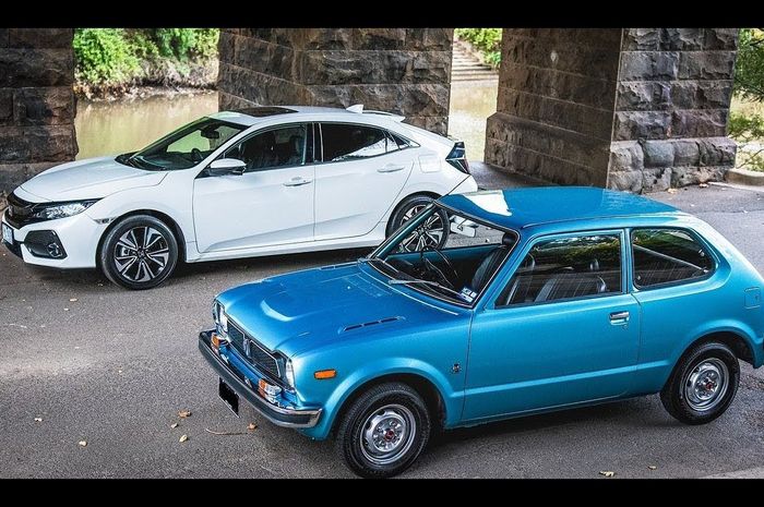 Honda Civic Hatchback generasi ke-10 (kiri) dan generasi pertama (kanan)