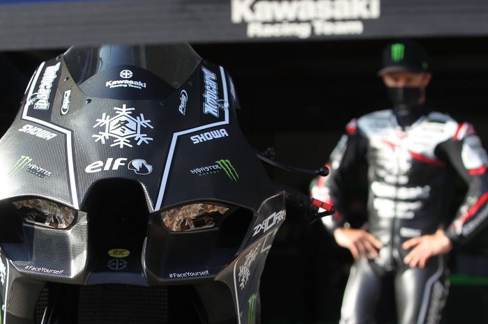 Facia Kawasaki Ninja ZX-10RR yang dipamerkan di sirkuit Jerez, Spanyol. 