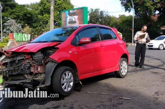 Toyota Yaris rontok wajah setelah hantam pembatas jalan
