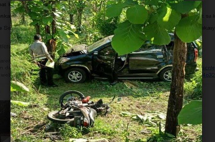 Daihatsu Xenia dan Honda Supra X terjerembab masuk ke dalam hutan setelah terlibat kecelakaan di Jalan Raya kawasan Hutan Cendoro, Desa Cendoro, Kecamatan Dawarblandong, Kabupaten Mojokerto, Rabu (18/11/2020)