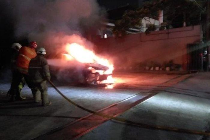 Nissan Latio terbakar hingga ludes di Jl Matraman, Palmeriam, Matraman, Jakarta Timur
