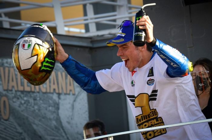 Joan Mir memamerkan Helm emas setelah menjadi juara MotoGP 2020