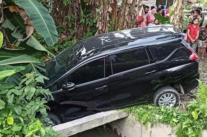 Mitsubishi Xpander nyungsepgot usai senggol motor saat berniat putar arah di Jl Kutilang, Karang Anyer, Kisaran Timur, kota KIsaran, Sumatera Utara