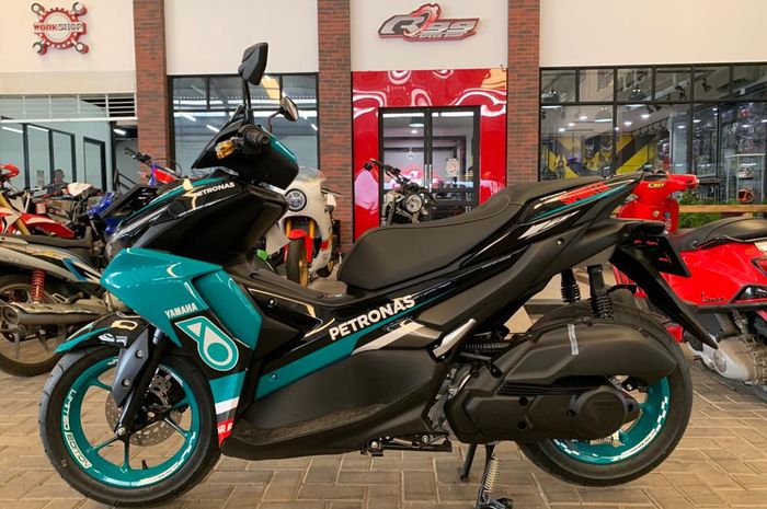 All New Aerox 155 Connected pakai livery Yamaha Petronas SRT di MotoGP buatan Yamaha Mekar Motor