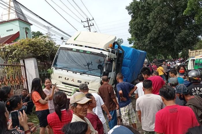 Truk kontainer yang terlibat dalam kecelakaan karamobol di Jalan Asahan, Kecamatan Siantar Kabupaten Simalungun, Kamis (19/11/2020).