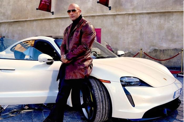 Dwayne Johnson mengalami kejadian lucu ketika dirinya memasuki Porsche Taycan Turbo S.