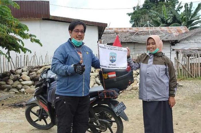 Pasangan suami istri,  Hasan dan Nining rela touring naik motor dari Sulawesi Barat ke Sumatera Barat demi ikut MTQ Nasional.