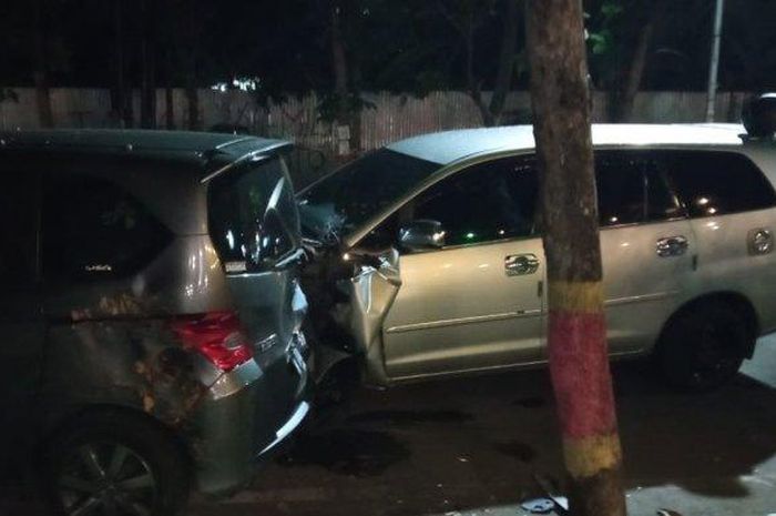 Toyota Kijang Innova bonyok hingga bodi terburai terjang Honda Freed parkir di kawasan Tembalang, Semarang