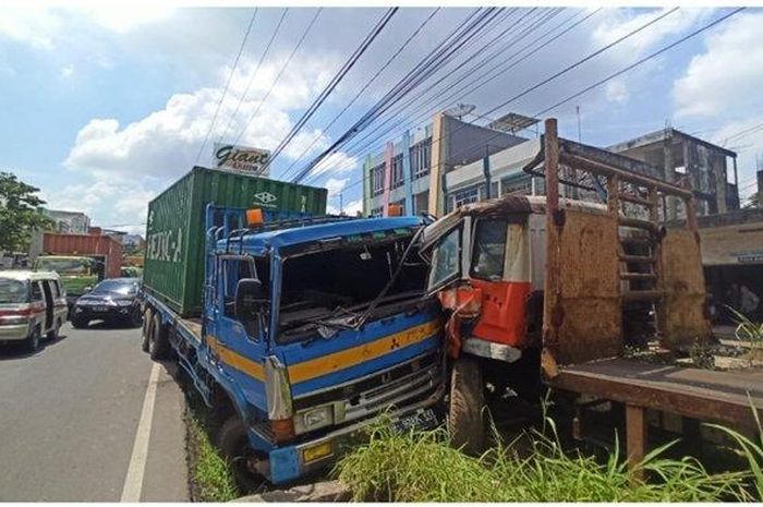 Rem blong, Sailindra (25) sopir truk tronton nopol B 9782 SS pilih banting setir ke kiri dan menabrak truk yang sedang parkir, Rabu (18/11/2020).  