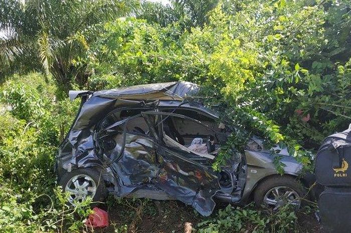 Honda Brio BL 1241 JE reyot setelah mengalami kecelakaan dengan mobil patroli shabara di Aceh Jaya, Kamis (19/11/2020). 