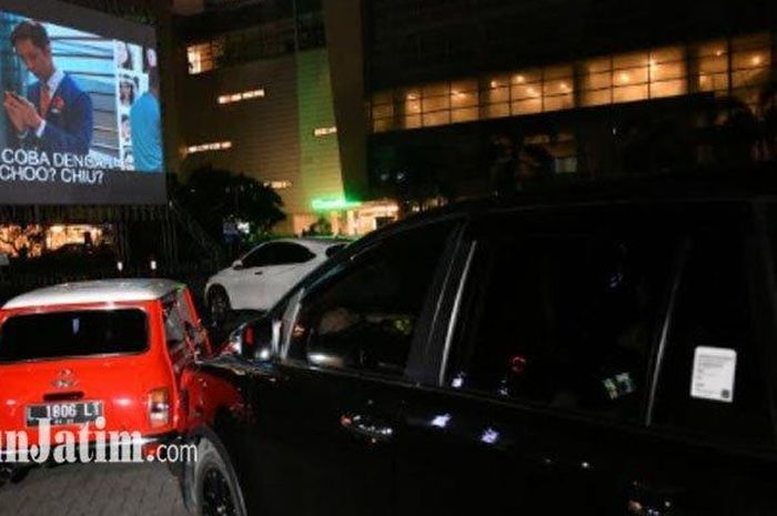 Menikmati film dari mobil bisa dilakukan di event Drive-In Senja yang digelar di Grand City Mall, Surabaya, Jawa Timur.