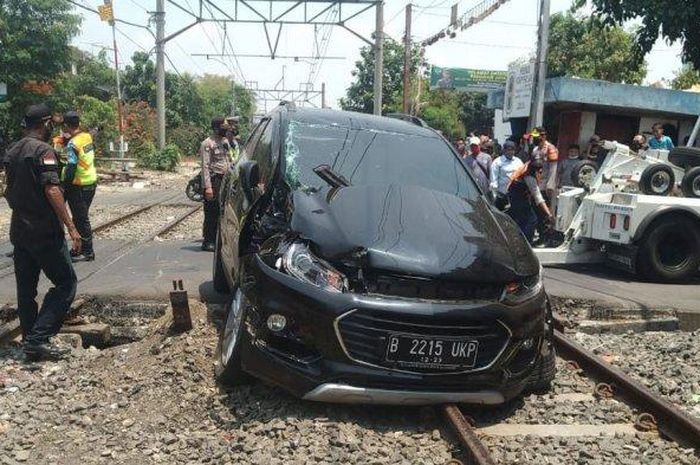 Chevrolet Trax Ditabrak KRL di perlintasan kereta api Permata Ancol, JL R.E. Martadinata, Pademangan, Jakarta Utara