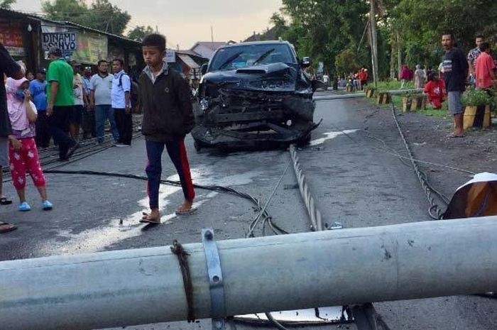 Toyota Fortuner cacat depan ditebas enam tiang listrik roboh bareng di Jatiroto, Lumajang, Jawa Timur