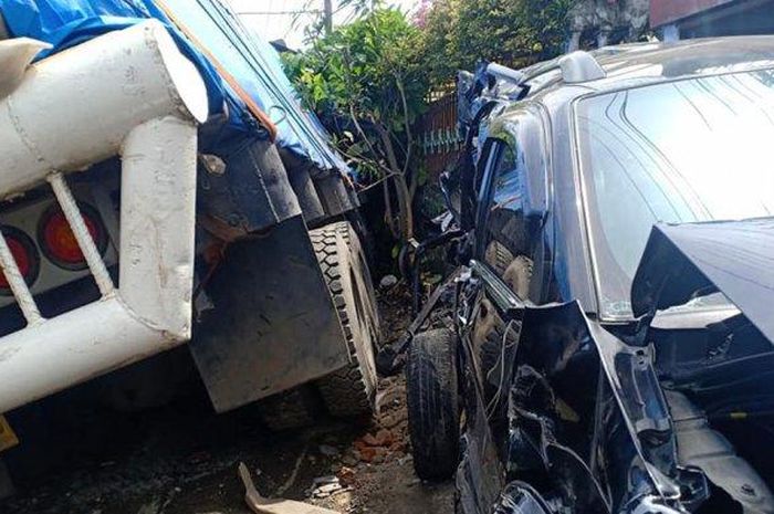 Tabrakan beruntun 12 mobil dan motor serta truk di Asahan Siantar, kabupaten Simalungun