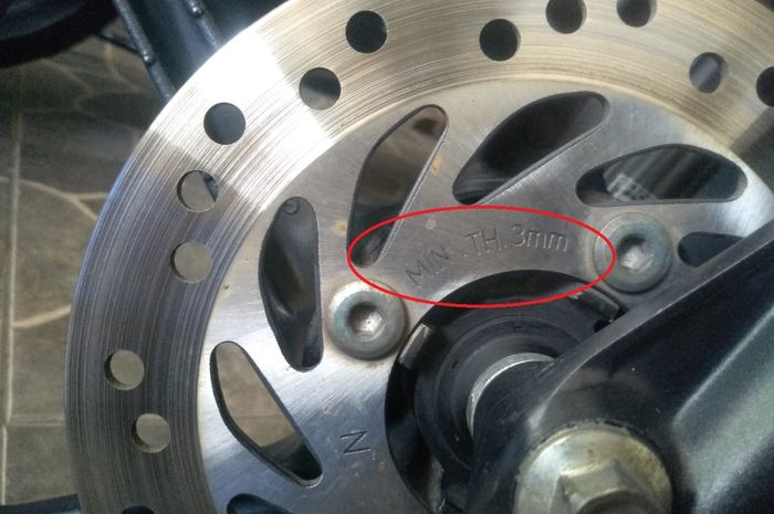 Tulisan MIN.TH. pada piringan cakram Honda BeAT, tertera angka 3 milimeter (MM)