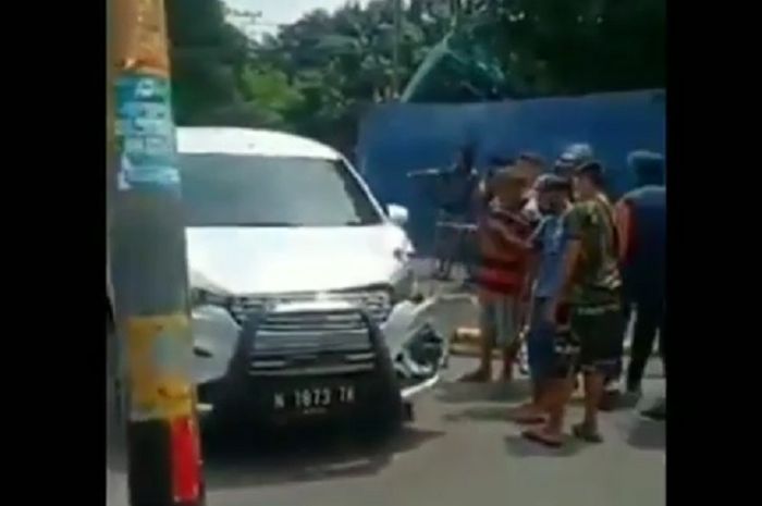 Suzuki Ertiga ringsek pipi kiri dan bodi belakang setelah diterjang truk