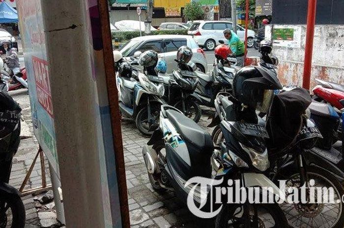 Tempat parkir yang menjadi lokasi hilangnya motor milik manajer outlet ayam geprek di Kota Malang, Sabtu (21/11/2020).  