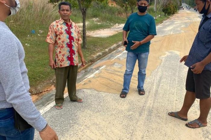 Kanit Reskrim Polsek Tampan Iptu Noki Loviko bersama anggotanya melakukan olah TKP pada kasus jambret yang menyebabkan korbannya tewas di Jalan Naga Sakti, Kelurahan Bina Widya, Kecamatan Tampan, Kota Pekanbaru, Riau, Sabtu (21/11/2020).