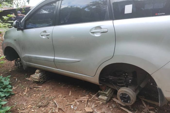 Dua ban mobil raib dicuri maling di Depok