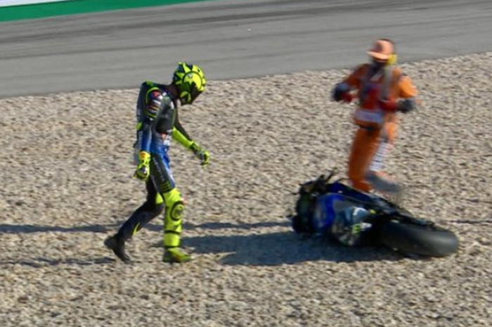 Valentino Rossi mengalami crash di Tikungan 4 pada sesi latihan bebas kedua MotoGP Portugal 2020