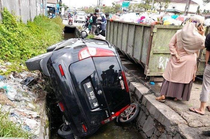 Suzuki Splash timpa motor di dalam got saat banting setir karena ulah Honda Blade