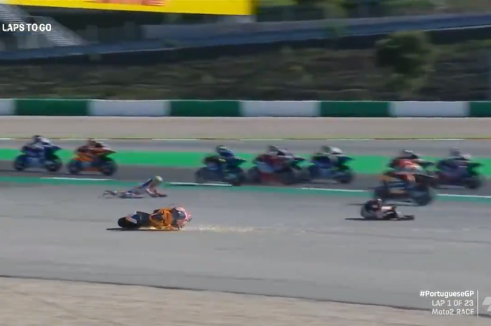 Fabio Di Giannantonio dan Nicolo Bulega crash di Moto2 Portugal 2020