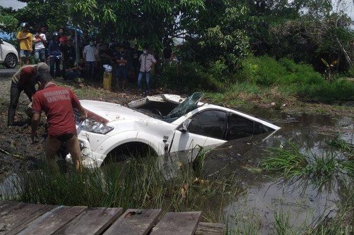 Mitsubishi Pajero Sport terpelanting ke kubangan hingga hampir seluruh bodi tenggelam
