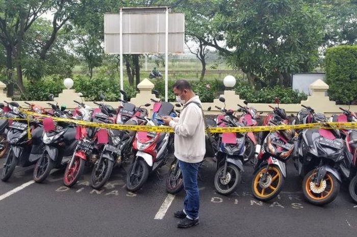 36 dari 48 motor yang digelapkan tersangka PC dan berhasil diamankan di Mapolsek Neglasari, Kabupaten Tangerang, Senin (23/11/2020).  