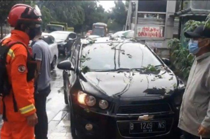 Chevrolet Aveo tertimpa pohon ambruk akibat angin ribut di Jakarta Barat