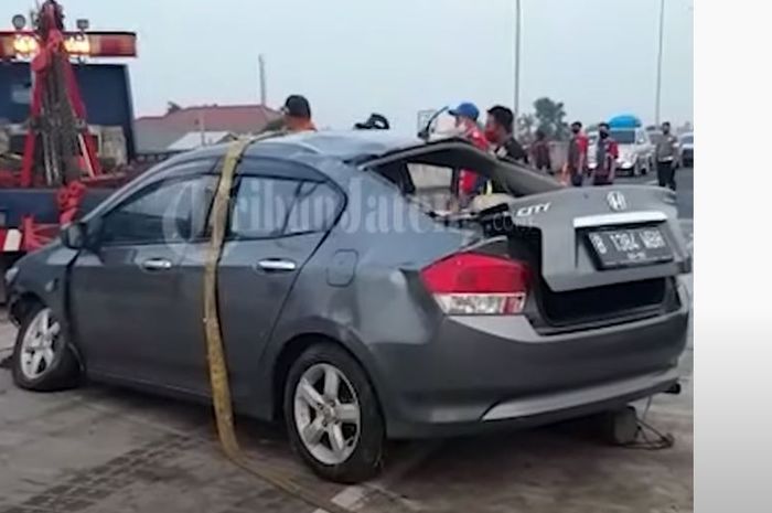 Honda City remuk usai terjun ke parit sedalam 10 meter di tol Pejagan-Pemalang akibat terjang genangan air