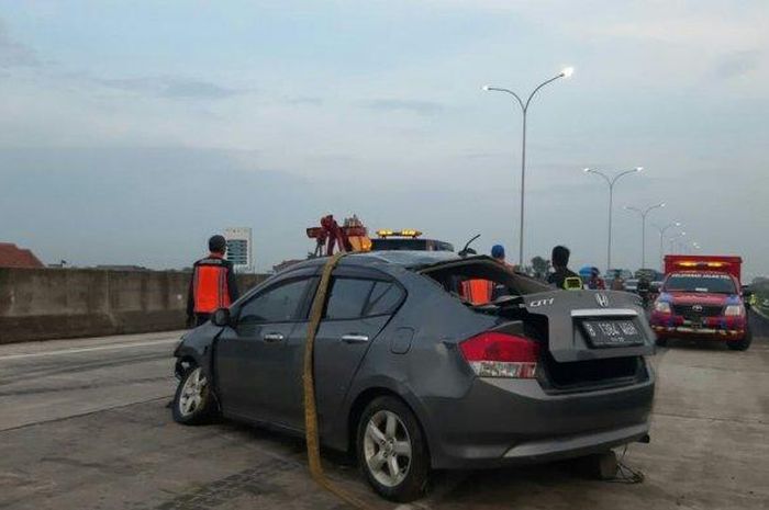 Honda City yang terlibat kecelakaan tunggal di Tol Pejagan-Pemalang