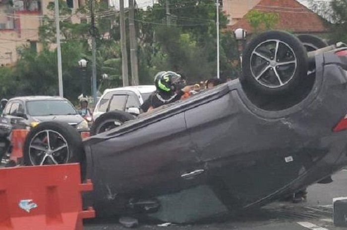 Honda HR-V terbalik di flyover Manahan, Solo