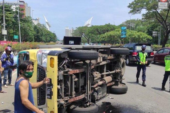 Truk boks B 9841 URU terguling di Jalan Benyamin Sueb, Pademangan, Jakarta Utara, Selasa (24/11/2020).