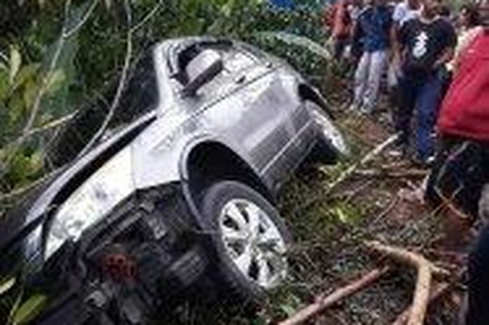 Honda CR-V terperosok jurang usai terjang dua pejalan kaki hingga tewas di kabupaten Manggarai