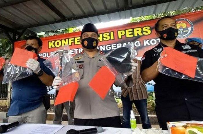 Polsek Jatiuwung menunjukkan barang bukti kasus pembunuhan di Periok, Kota Tangerang, Senin (23/11/2020). Motif pembunuhan di Periuk karena pelaku dendam terhadap korban yang mantan bosnya. 