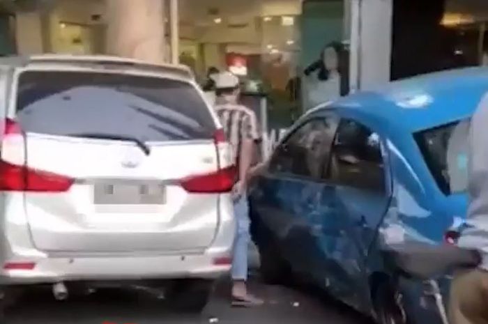 Toyota Avanza seruduk dua taksi sekaligus di depan Matahari Mall kawasan Simpang Lima kota Semarang