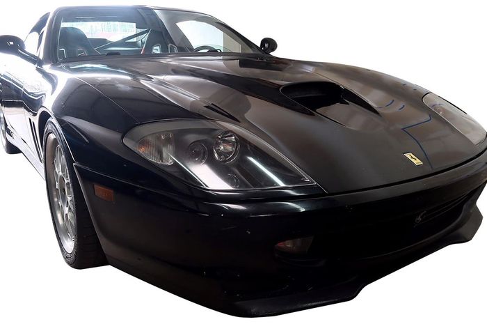Ferrari Maranello 550 milik mendiang Eddie Van Halen.