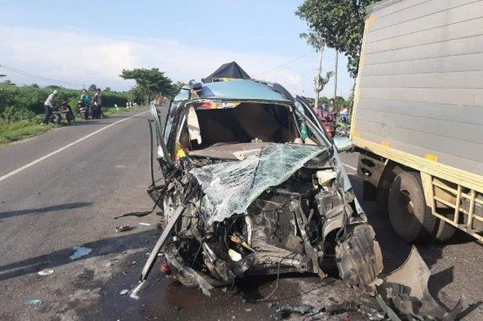 Daihatsu Xenia rusak parah setelah adu banteng lawan truk