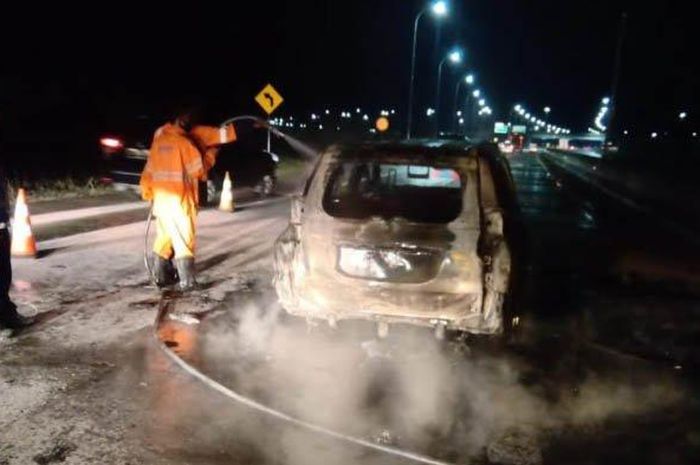 Mitsubishi Pajero Sport terbakar di ruas tol Ngawi-Kertosono saat dipacu 120 km/jam