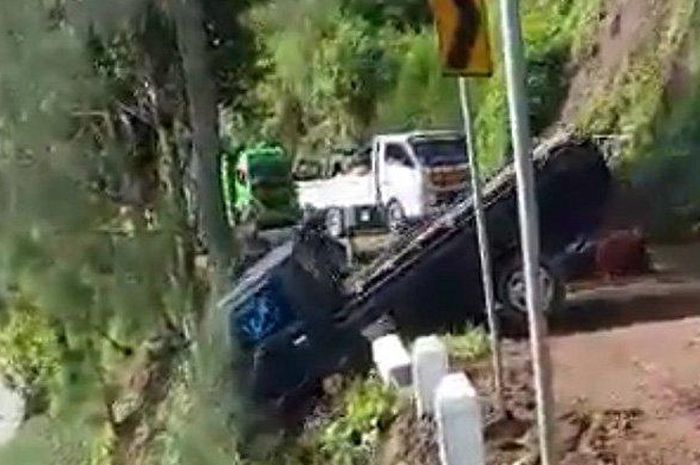Mitsubishi L300 koprol ke jurang sedalam 100 meter di Lumajang, Jawa Timur
