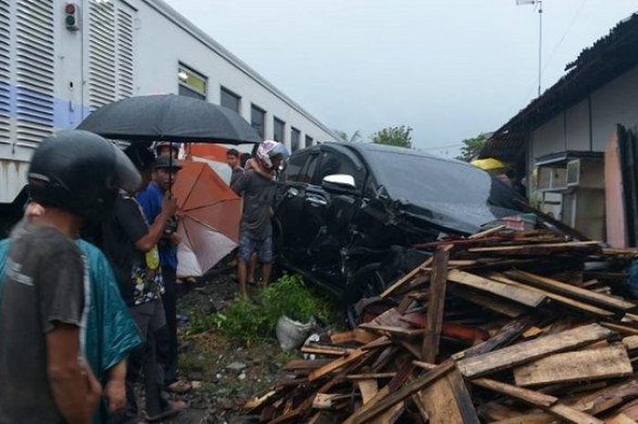 Toyota Kijang Innova diterjang kereta api hingga porak-poranda di kota Pariaman, Sumatera Barat, Selasa (24/11/2020)