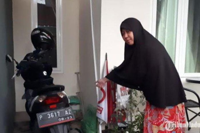 Istri korban saat menunjukkan lokasi Honda Scoopy hilang diambil pelaku curanmor, Rabu (25/11/2020). 