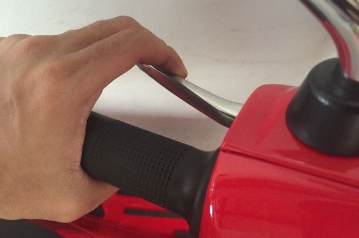 Rem belakang Vespa matic macet saat ditekan