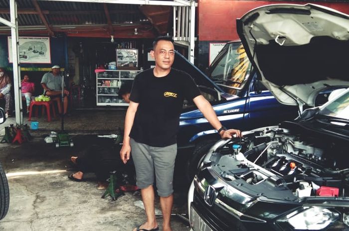 Budhi, pemilik bengkel spesialis Intan Motor 77