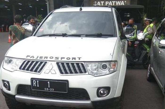 Mitsubishi Pajero Sport bernopol RI-1 yang berusaha terobos Mabes Polri, Rabu (25/11/2020)