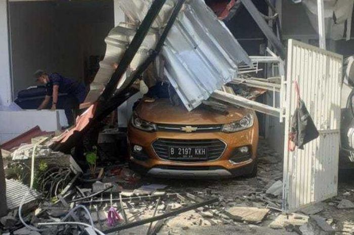 Chevrolet Trax yang terdampak ledakan di rumah mewah kawasan Perumahan Kemang Pratama, Jl Melati Raya J16, Bojong Rawalumbu, Bekasi Timur
