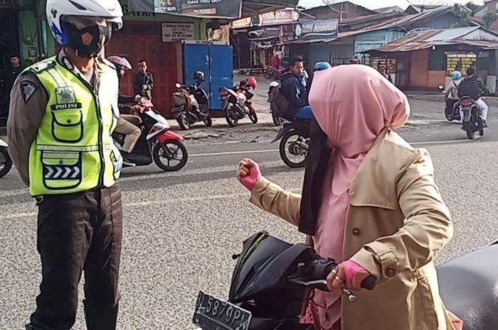 Video viral seorang personil Satlantas Bener Meriah, Aceh menghadapi perempuan yang marah ketika ditegur karena tidak mengenakan helm, Rabu (25/11/2020).(Dok. ISTIMEWA)