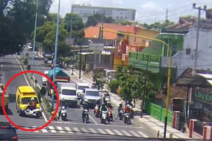 Viral ambulans lawan arah hingga tabrak Honda PCX. Kenali hak pengecualian atau hak diskresi di jalan raya.