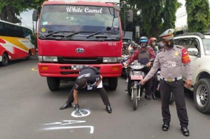 Anggota polisi melakukan olah TKP kecelakaan Toyota Camry dan Honda GL100 di jalan raya Balearjosari, Belimbing, Malang, Jawa Timur